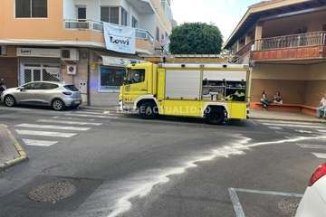 Una avería en el motor de un vehículo deja un reguero de aceite por varias calles de Los Llanos de Telde/TA.